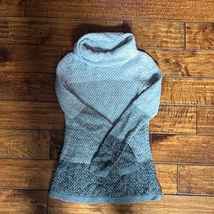 Like new 100% cotton size small Tahari sweater